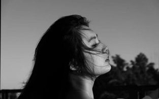 镜头突然变黑白的含义_拍摄时画面失去色彩怎么办