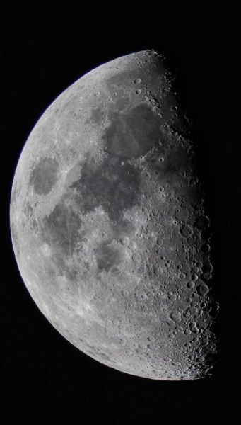 300mm镜头拍月亮清晰吗_300mm镜头拍月亮参数设置-第1张图片-星辰妙记