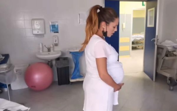 外国孕妇阵痛多久去医院_外国孕妇阵痛是什么感觉-第1张图片-星辰妙记