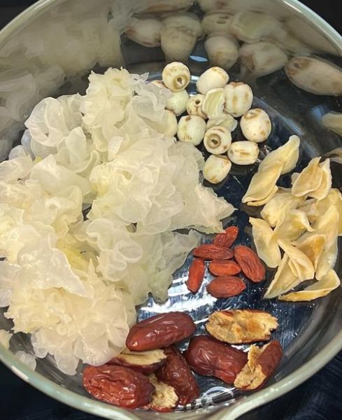 孕妇可以吃银耳莲子羹吗_孕期吃银耳莲子羹的禁忌-第1张图片-星辰妙记