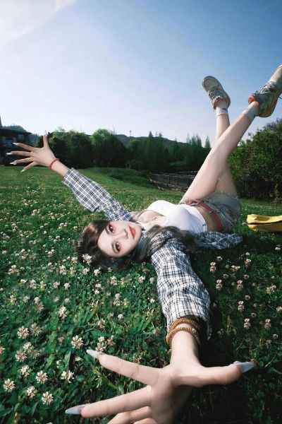 镜头前拍照怎么摆姿势_拍照显瘦角度有哪些-第3张图片-星辰妙记 镜头前拍照怎么摆姿势_拍照显瘦角度有哪些-第3张图片-星辰妙记