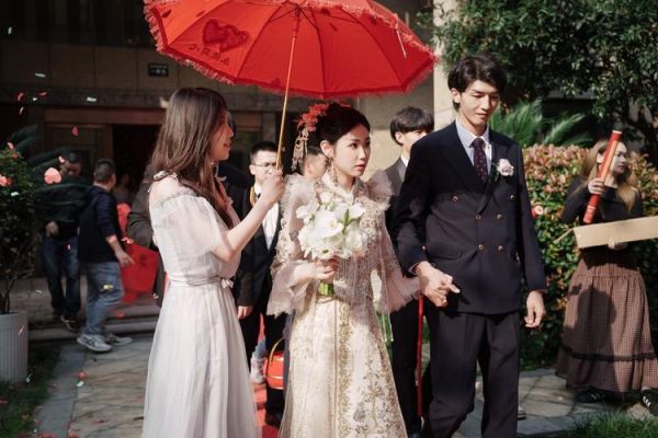 婚礼录像用什么镜头_婚礼跟拍镜头推荐-第1张图片-星辰妙记 婚礼录像用什么镜头_婚礼跟拍镜头推荐-第1张图片-星辰妙记